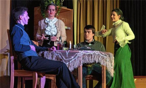 Szenenbild aus „Arsenic and Old Lace“ an der FOS/BOS Rosenheim.