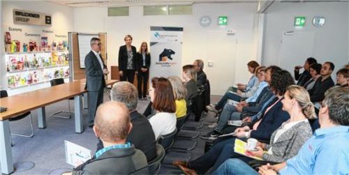 Viel Resonanz: 22 Lehrer waren Teil der „Roadshow“ bei Chiemgauer Unternehmen, hier bei der Brückner GmbH in Siegsdorf. Foto eff