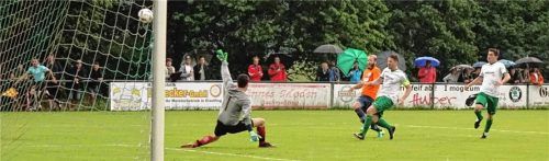 Der Oberndorfer Andreas Schwinghammer (oranges Trikot) zielt freistehend über das Tor der Seeoner. Fotos Semerad