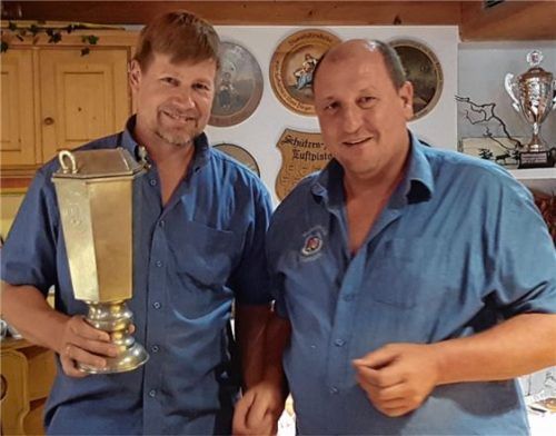 Der strahlende Sieger, Dorfmeister Martin Weiß (links), und der neue Vorstand Robert Hofstetter. Foto re