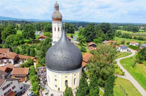 Die Besucher versammelten sich in der Kirche und am Friedhof, um den Gottesdienst mit Weihbischof Wolfgang Bischof und Domkapitular Dekan Pfarrer Daniel Reichel sowie dem Seelsorgerteam der Stadteilkirche-Am Wasen zu verfolgen. Foto Fischbacher-Bösl