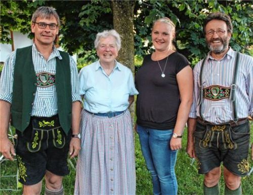 Die Flötenausbildung in Nußdorf geht weiter. Für die langjährige Musiklehrerin Renate Stein (Zweite von links) wurde mit Kathrin Kogler eine Nachfolgerin gefunden. Links Helmut Brunner und Sepp Weyerer.Foto stv