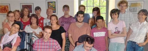 Die jungen Künstler begutachten zusammen mit ihren Lehrerinnen Bernrieder und Bartle sowie der Schulpatin Kathi Leitner ihre Werke in der Ausstellung beim Dinzler in der Kunstmühle. Foto RE