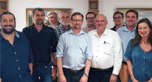 Die neue Vorstandschaft des AfD-Kreisverbandes, in der Mitte der neue Vorsitzende Andreas Winhart, rechts daneben Vorgänger Franz Bergmüller. Foto re