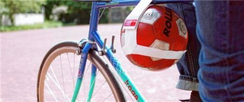 Einfacher Transport: Auch auf dem Fahrrad kann man dank einer cleveren Halterung den Ball mitnehmen. Foto www.pd-f.de/www.fahrer-berlin.de