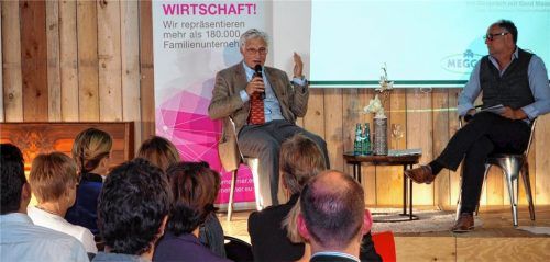 Eloquenter Podiumsgast: Prinz Luitpold von Bayern (mit Mikrofon) und Gerd Maas vom Verband der Familienunternehmer vor Publikum in Wasserburg.Foto weithofer