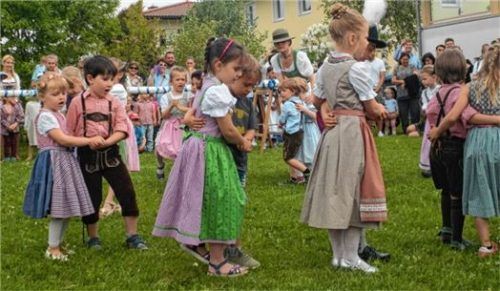 Fesch herausgeputzt in Dirndl und Lederhosen zeigten die Muggelstein-Kinder bayerische Tänze.