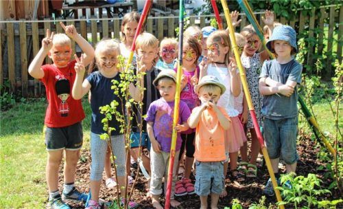 Gartenbauverein und Kindergartenkinder bauen Naschbeerentipi