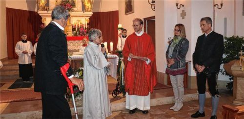 Helmut Rosenwink (rechts) wirkt seit 36 Jahren an der Orgel. Ludwig Maier (links) leitet seit 33 Jahren den Kirchenchor. Pfarrer Klaus Hofstetter (Mitte), Gemeindereferentin Ursula Stacheder (Zweite von links) und die Pfarrgemeinderatsvorsitzende Anita Aicher überreichten den beiden eine Dank- und Ehrenurkunde.Foto reh