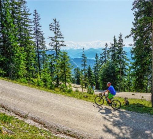 Herrliche Rundtour auf das am Felsabbruch gebaute Pendlinghaus mit gigantischer Aussicht auf das Kaisergebirge und den Alpenhauptkamm. Foto EMTB Führer