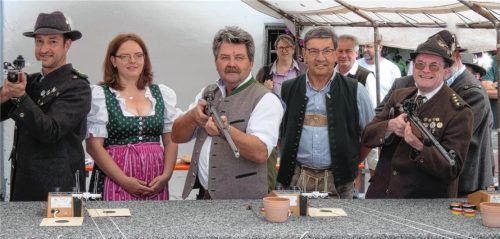 Ihren Eröffnungsschuss gaben die Schützenmeister und der Bürgermeister ab.Foto Müller