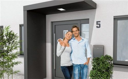 Klare Formen, schnörkelloses Design: Haustürvordächer schützen vor Niederschlägen und geben dem Design des Hauses den letzten Schliff. epr/Gutta
