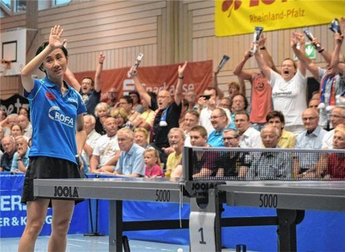 Riesenjubel bei den mitgereisten Kolbermoorer Fans nach dem Matchball von Jia Liu (Bild links), der den Titel perfekt machte. Eine überragende Leistung boten auf Kolbermoorer Seite die beiden deutschen Nationalspielerinnen Sabine Winter (vorne) und Kristin Lang, die ihre Einzel und das Doppel gewannen. Fotos Steyer/Daudistel