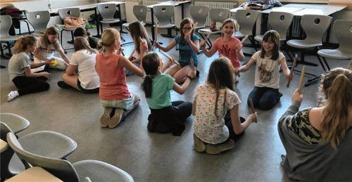 Unesco-Projekt: Realschülerinnen mit Maori Sticks. Fotos RE