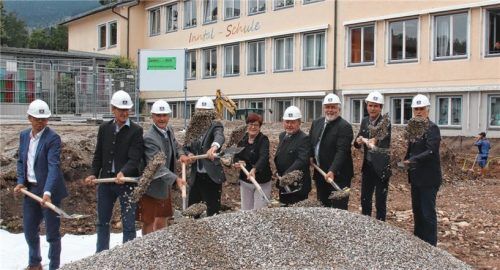 Auch wenn die Bauarbeiten schon begonnen haben, Spatenstich muss sein (von links): Bezirksrat Günther Wunsam, Bürgermeister Matthias Jokisch, Bezirksrat Sepp Hofer, Landtagsabgeordneter Otto Lederer (verdeckt), Schulleiterin Dagmar Schuster, stellvertretender Landrat Josef Huber, Bezirksrat Sebastian Friesinger, Klaus Funke (Regierung von Oberbayern) und Architekt Peter Krieger. Foto re