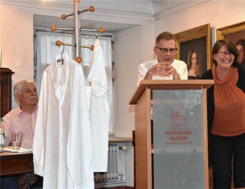 Berichteten, wie eine Neuerwerbung ins Museum kommt: Franz Weiland (von links), Vorsitzender des Fördervereins, Museumsleiter Walter Leicht und Historikerin Lydia Zellner mit zwei Neuerwerbungen. Die beiden Nyltest-Hemden trug einst Albert Aschl.Foto Schlecker