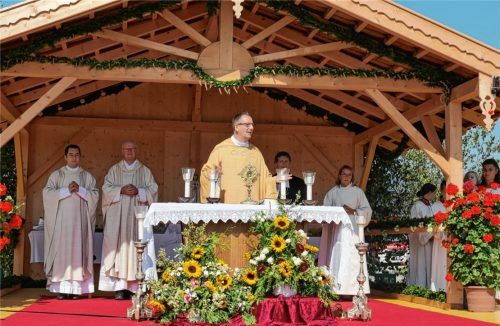 Die beiden Ortspfarrer Konrad Roider und Guido Seidenberger (hinten links) sowie der evangelische Pfarrer Reinhold Seibel (hinten rechts) zelebrierten mit Domkapitular Dekan Daniel Reichel (am Altar) den ökumenischen Gottesdienst.