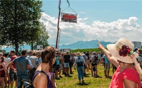 Fingerzeig: Auf der Höhe des Lokomotiv-Schildes würde laut Veranstalter die Nordzulauf-Trasse verlaufen. Foto Thomae
