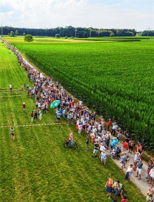 Geballte Skepsis: Gegner des Trassenbaus verleihen ihrem Widerstand mit einer gewaltigen Menschenkette am alten Sportplatz in Rohrdorf Ausdruck. Fotos Thomae