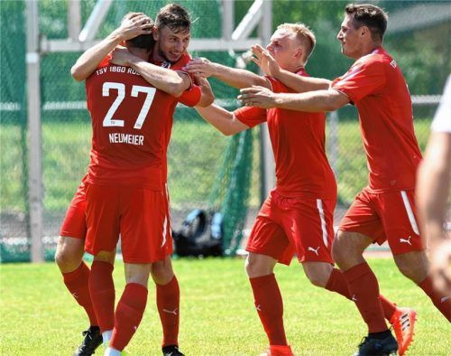 Jubel bei den Sechziger-Fußballern nach dem Auftaktsieg gegen Garching. Philipp Maier, Max Mayerl und Georg Lenz (rechts), der den Siegtreffer in der Nachspielzeit erzielte, gratulieren Michael Neumeier zu seinem Tor. Fotos Ziegler