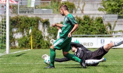 Riesenchance für Michael Barthuber, der an Neurieds Torhüter Konstantin Kühnle scheiterte. Foto Fehrmann
