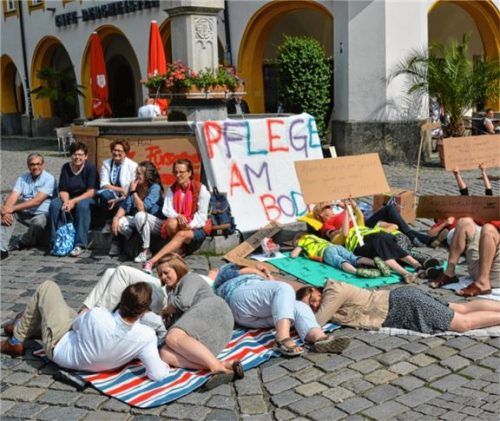 Rund 20 Personen beteiligten sich am Rosenheimer Flashmob zum Thema „Pflegenotstand am Boden“.Foto heuse