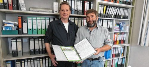 Thomas Lauricella (links) und Sepp Lausch von der Bürgerinitiative übergaben die Unterschriften. Foto Greiner