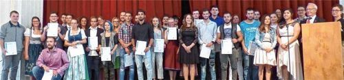 Die erfolgreichen „Mutmacher“ und ihre Gratulanten. Foto re