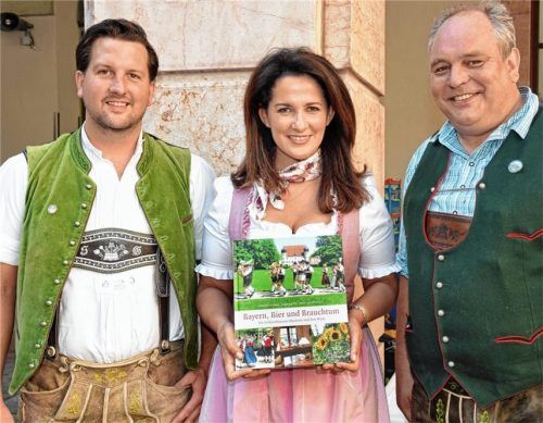 Direktor Roland Bräger von der Brauerei Maxlrain (rechts) und stellvertretender Braumeister Josef Grasser überreichten Bayerns Landwirtschaftsministerin Michaela Kaniber das von der Brauerei herausgegebene Buch mit dem Titel „Bayern, Bier und Brauchtum“. Foto  hötzelsperger