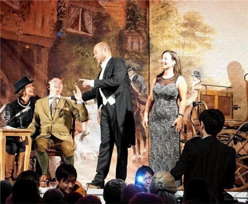 Ein bisschen Spaß muss sein: Auch die Künstler hatten beim Finale auf Schloss Amerang große Freude. Foto re