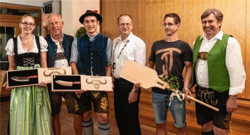 Glückwunsch für die Innungsbesten: Veronika Sedlmaier (links), Andre Schumann (Dritter von links) und Florian Quitt (Fünfter von links) gratulierten Berufsschullehrer Günter Burghart sowie die beiden Obermeistern Hubert Lohberger und Wolfgang Sattelberger (von links). Amra Hadzifejzagic fehlt auf dem Bild.Foto Thomae