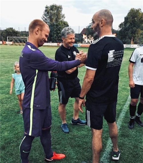 Grünthals neuer Coach Hannes Huber gratuliert Keeper Thomas Asenbeck, der mit einigen Paraden den Punkt sicherte.