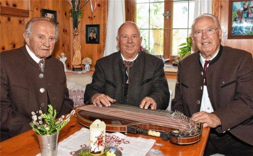 Haben immer noch Freude am gemeinsamen Musizieren: die Inntaler Sänger (von links) Sepp Wieland, Peter Anderl und Franz Singer. Foto Johann Weiß