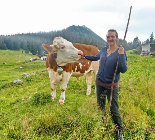 Hat nicht nur mit den Kühen, sondern auch mit der Sennerin auf der Nachbarsalm schnell Freundschaft geschlossen: Andrea Neuwieser. Foto Hötzelsperger