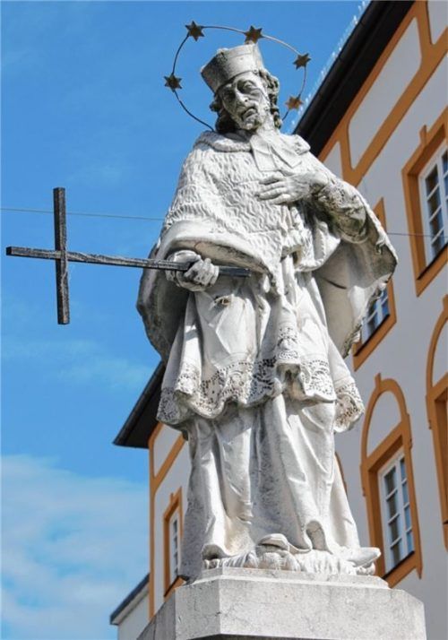 Im Jahr 1773 schuf der Salzburger Bildhauer Franz de Paula Hitzl diese elegante Rokokofigur des böhmischen Heiligen.