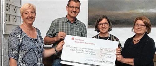 Spendenübergabe (von links): Pfarrerin Rosemarie Rother, Bernd Vierthale (Kirchenvorstand), Angela Mayer-Spannagel und Christine Haberlander (beide Neue Künstlerkolonie Brannenburg). Foto re