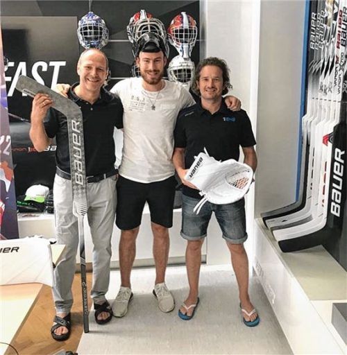 Stanley Cup-Sieger Philipp Grubauer (Bildmitte) beim Besuch von seinem Ausrüster Bauer Hockey in Rosenheim. Links Robert Osterhammer und rechts Oliver Mayer, Senior Merchandising Manager von Bauer.