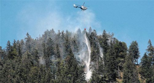 Unwegsames Gelände: Weil der Brandherd fußläufig nicht erreichbar war, konnten die Löscharbeiten ausschließlich aus der Luft vorgenommen werden. Fotos Reisner