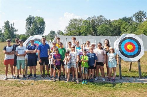 Zielgerichtet beim Bogenschießen durch die Ferien