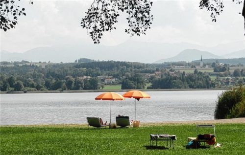 Lockt im Sommer zahlreiche Badegäste an: der Simssee.
