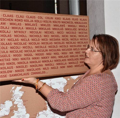 Angelika Beer mit einem der Kartons samt dem Namen „Nikolaus“ in seinen vielen Variationen.Fotos schlecker