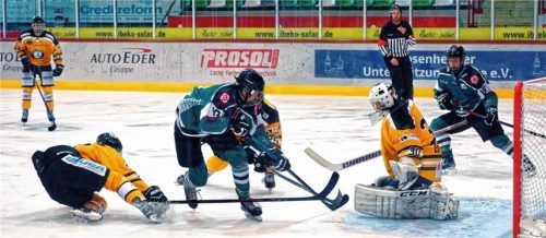 Chance für die Rosenheimer Junioren beim 7:5-Sieg gegen Füssen. Foto Krumpe