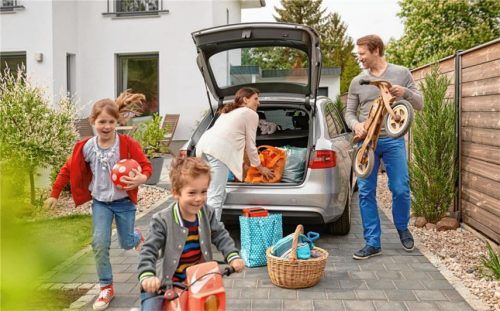 Das Auto ist für Berufspendler ebenso unverzichtbar wie für Familien. Es gibt allerdings verschiedene Möglichkeiten, die hohen Fixkosten rund um die Mobilität zu senken. Foto djd/Deutscher Sparkassenverlag