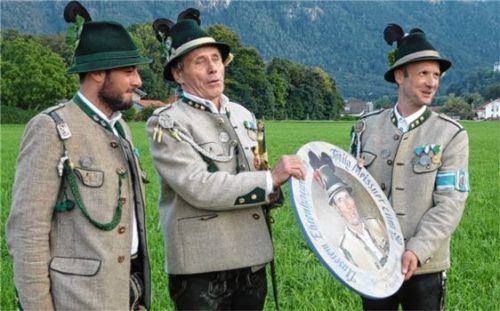 Eine Schützenscheibe zu seinem runden Geburtstag erhielt Totila Meissner (Mitte) von Hubert Stein und Thomas Graf.