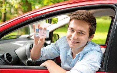 Endlich den Führerschein und ein eigenes Auto. Doch nicht selten schmälert der Blick auf den Beitrag für die Kfz-Versicherung die Freude über die neu erworbene Mobilität. Foto djd/www.DEVK.de/Alexander Raths - stock.adobe.com