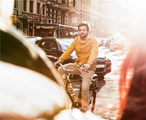 Gesund, preisgünstig und umweltfreundlich: Auf kürzeren Strecken ist das Fahrrad, eventuell noch mit elektrischer Unterstützung, eine gute Alternative zum Auto. Foto djd/Deutscher Sparkassenverlag/Getty Images/Westend61