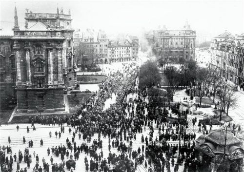 Historische Aufnahme: Menschenmengen sammeln sich während der Novemberrevolution 1918 in München. Foto dpa