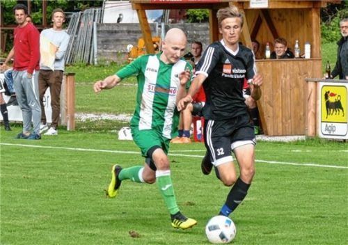 Oft trafen sich im Mittelfeld Inzells Simon Maier (rechts) und der Kayer Michi Stockhammer.Foto Wegscheider