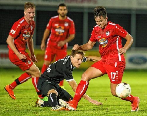 SBC-Youngster Philipp Matz setzt sich gegen Bogens Tomas Krbecek durch, links braucht Moritz Seban nicht mehr einzugreifen.Foto Weitz
