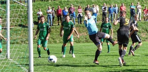 SG-Spieler Uli Hubl (Zweiter von rechts) ließ diese gute Kopfballchance aus.Foto Wimmer